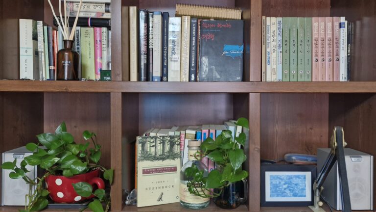 황치복 교수의 스타인벡 연구 서재, 찰리와 함께한 여행 원서와 30년 연구서들이 가득한 책장
