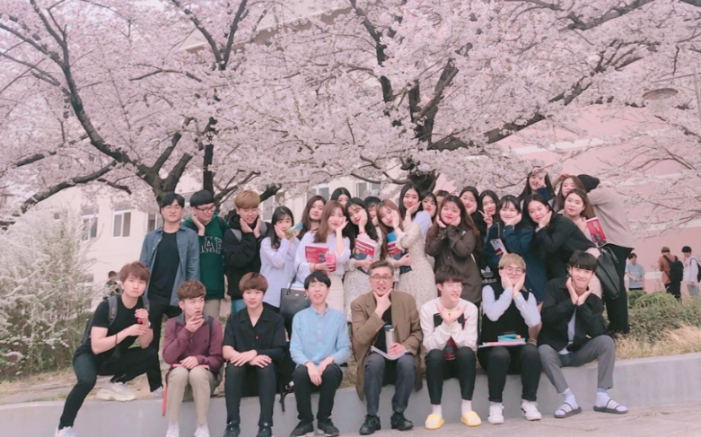 전주대학교 캠퍼스 벚꽃 아래 학생들과 함께한 봄날 — 시간이 쌓여 집이 된 전주의 풍경