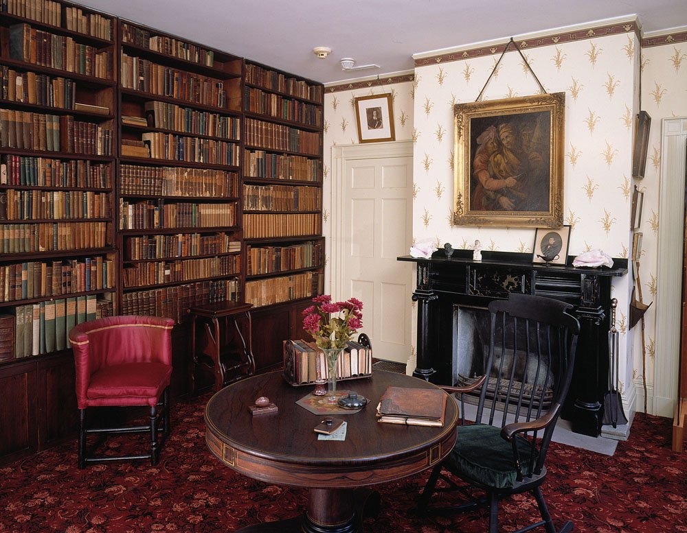 랠프 왈도 에머슨의 서재 레플리카 — 콩코드 뮤지엄에 재현된 책장과 벽난로, 19세기 미국 초절주의 사상가의 집필 공간