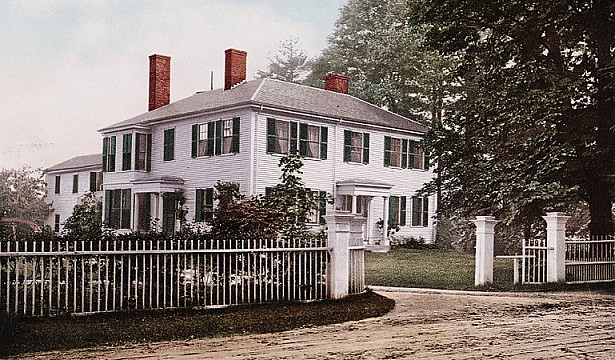 19세기 미국 매사추세츠 콩코드에 위치한 랠프 왈도 에머슨 생가 전경 — 흰색 목조 건물과 흰 울타리가 있는 역사적 가옥
