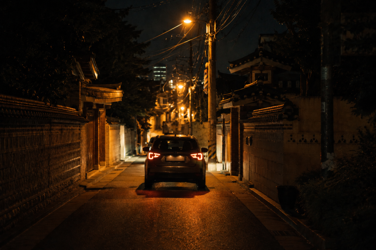 기러기 아빠 배달 교수가 전주 밤골목을 달리는 장면 — 색안경의 철학을 깨는 일상