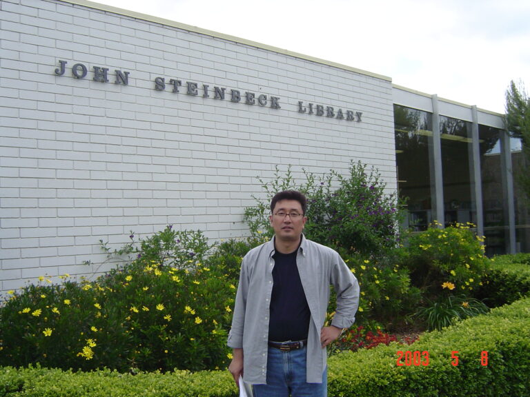 2003년 연구년 당시 필자가 캘리포니아 살리나스 존 스타인벡 도서관(John Steinbeck Library) 앞에서 촬영한 실제 사진 — 스타인벡 하늘 목장 연구 현장