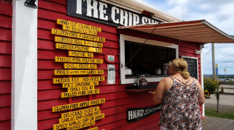 프린스에드워드아일랜드 현지 푸드트럭 The Chip Shack 앞 랍스터 롤과 푸틴 메뉴판 — 여행자가 먹어야 할 것들