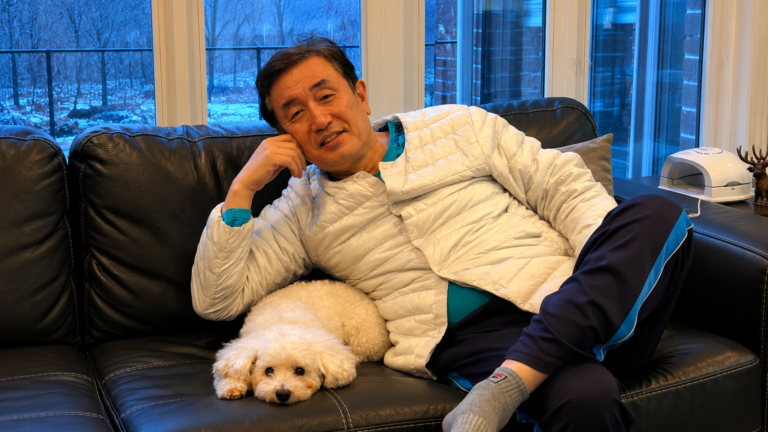 노견의 시간 — 캐나다 온타리오 겨울 소파에서 크림색 푸들 모카와 함께한 나