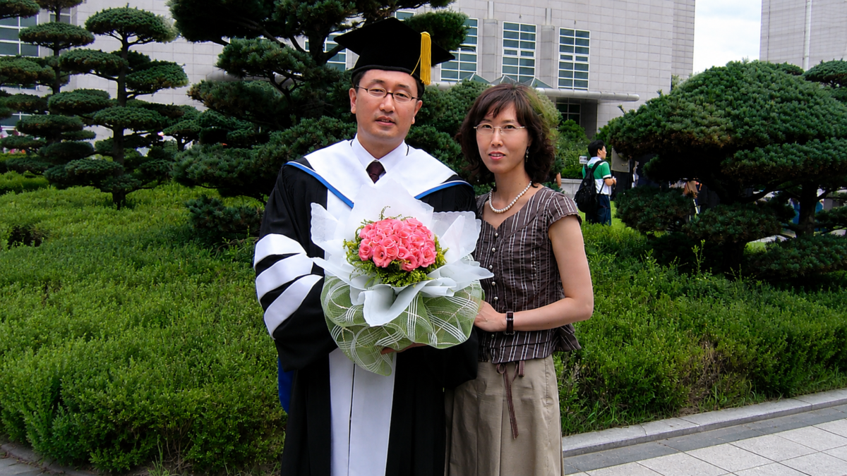 머리로만 알던 영어 - 2004년 박사학위 수여식 날 아내와 함께 캠퍼스 정원에서 찍은 사진
