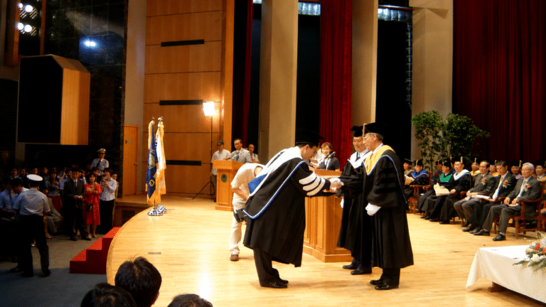 머리로만 알던 영어- 2004년 8월 23일 박사학위 수여식에서 학위증을 전달받는 모습